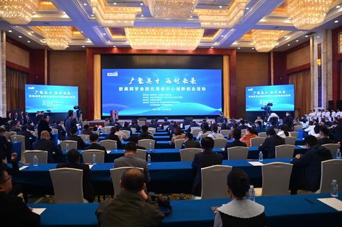 鲜明宣示了我们党在新征程上举什么旗