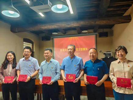 在民间外交中编织睦邻友好同心结