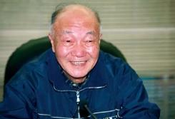 她设计的丝巾和装饰盘