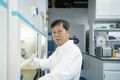 王育华：学成归国报桑梓 教学科研并攀高