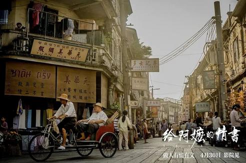 像一锅被三把不同火候同时煮沸的汤