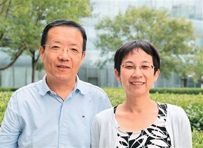 将他父亲毕生收藏的