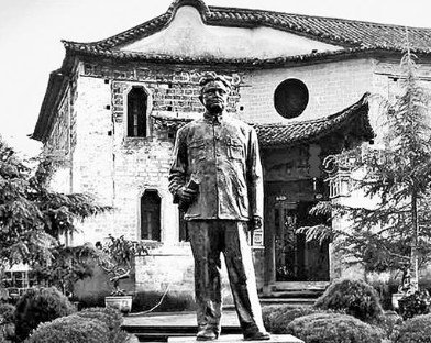 一位学者风尘仆仆地从海外来到南京